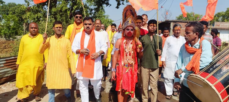 श्रीश्री 108 हनुमंत प्राण प्रतिष्ठा यज्ञ को लेकर निकाली कलश यात्रा