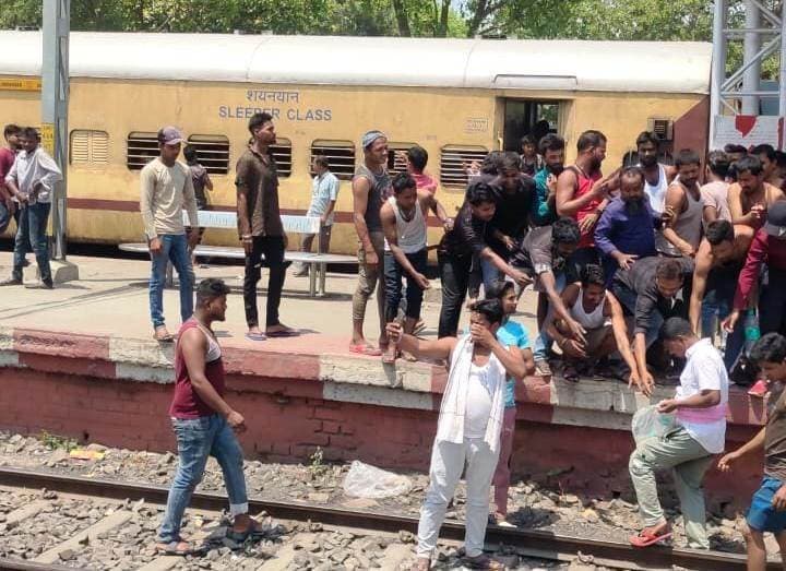 दो घंटे तक खड़ी रही ट्रेन, पानी के लिए परेशान हुए  यात्री