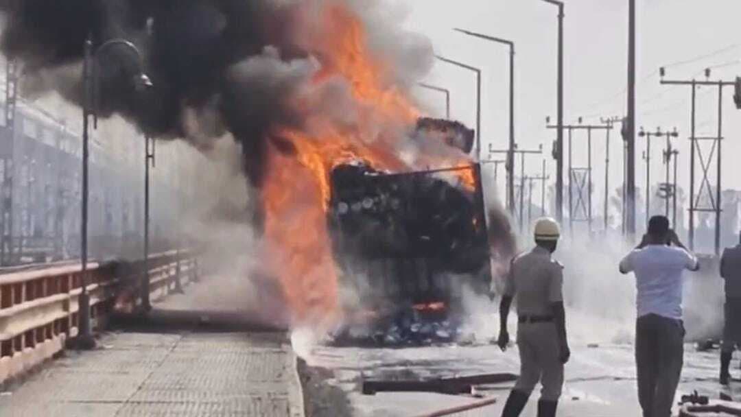 फरक्का बैरेज पर धू-धूकर जला मालवाहक ट्रक, चार घंटे तक आवागमन रहा बाधित