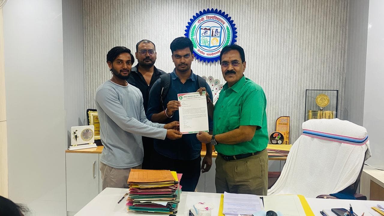 अंगीभूत कॉलेजों में इंटर की पढ़ाई बंद करने का फैसला वापस ले विवि : आजसू