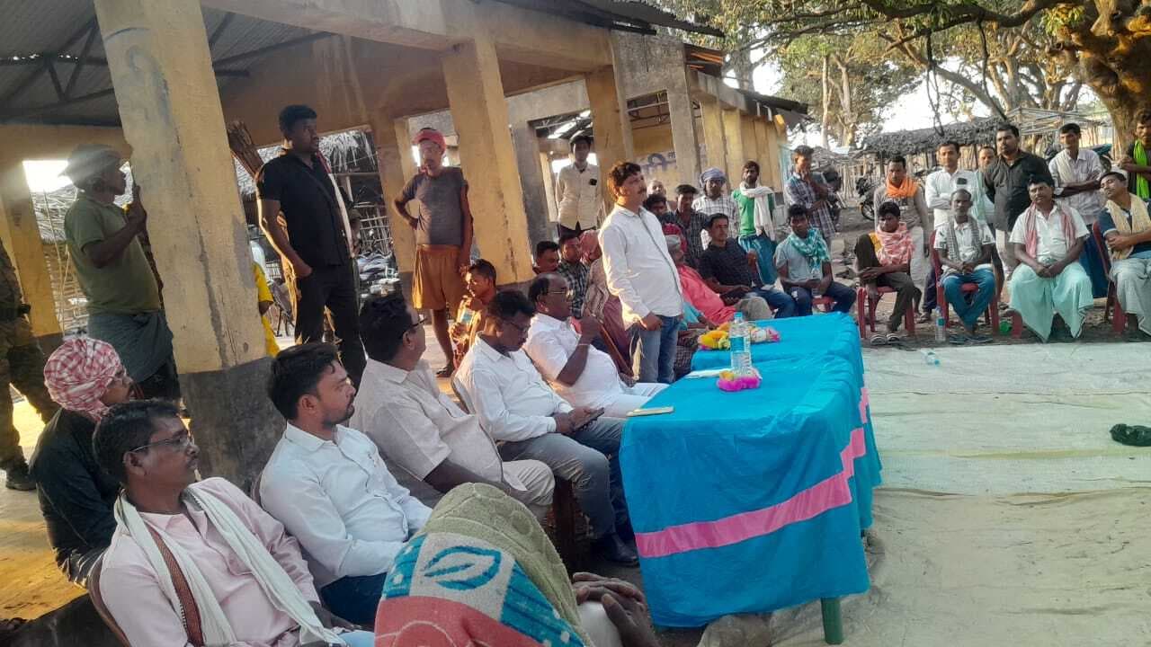 बोरियो विधायक लोबिन हेंब्रम ने पोखरिया गांव में चलाया जनसंपर्क अभियान