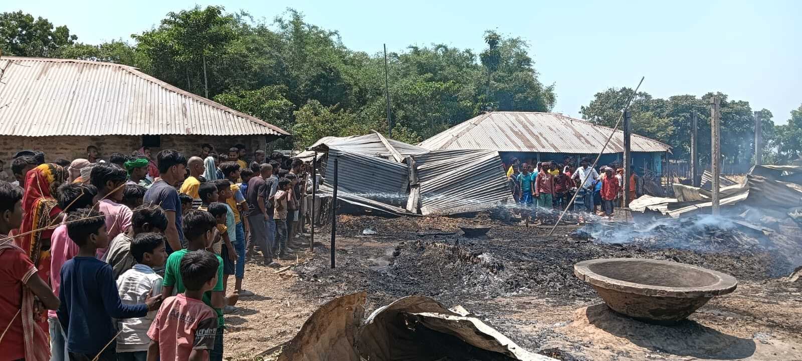 रंगपुरा दक्षिण पोखर टोला में 10 घर जले, 10 लाख की क्षति