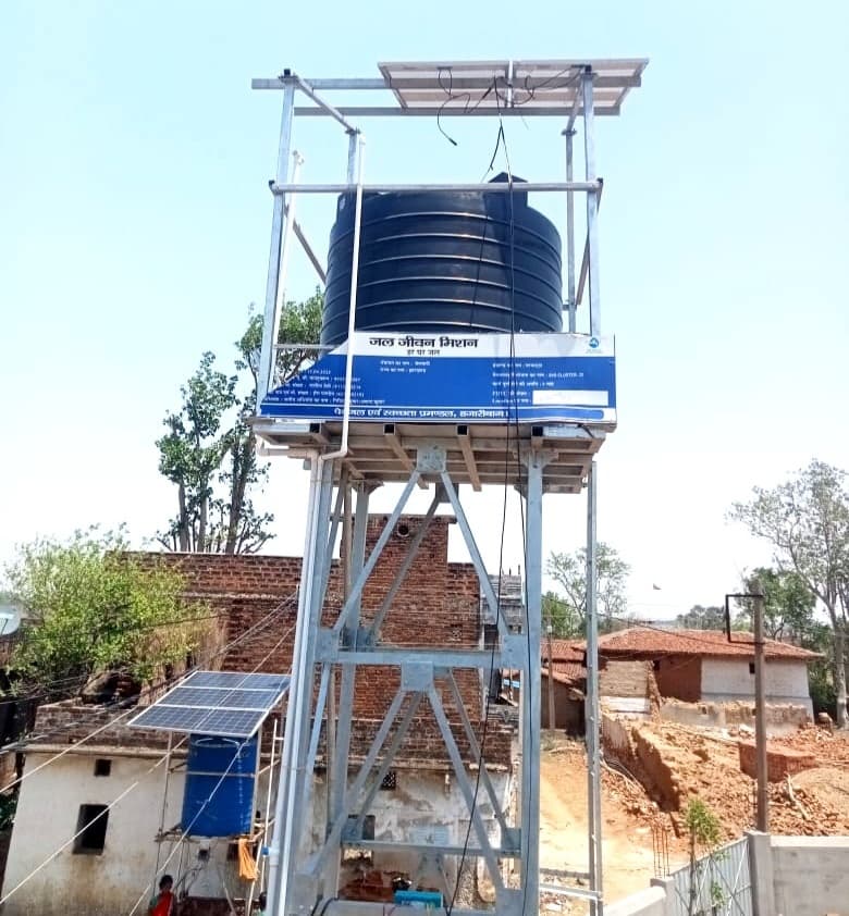 आंधी से एसबेस्टस शीट पर सोलर प्लेट गिरा