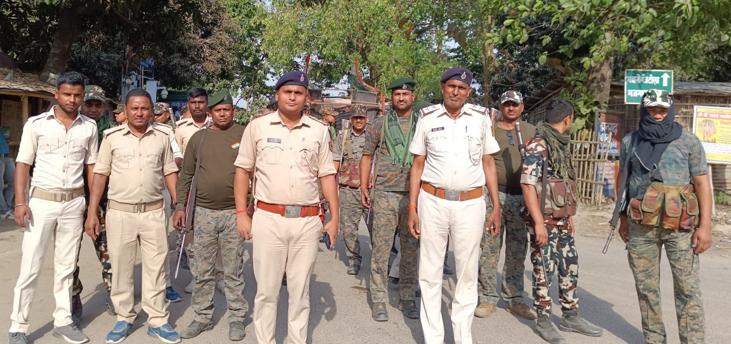 लोकसभा चुनाव को लेकर अनगढ़ पुलिस ने किया फ्लैग मार्च