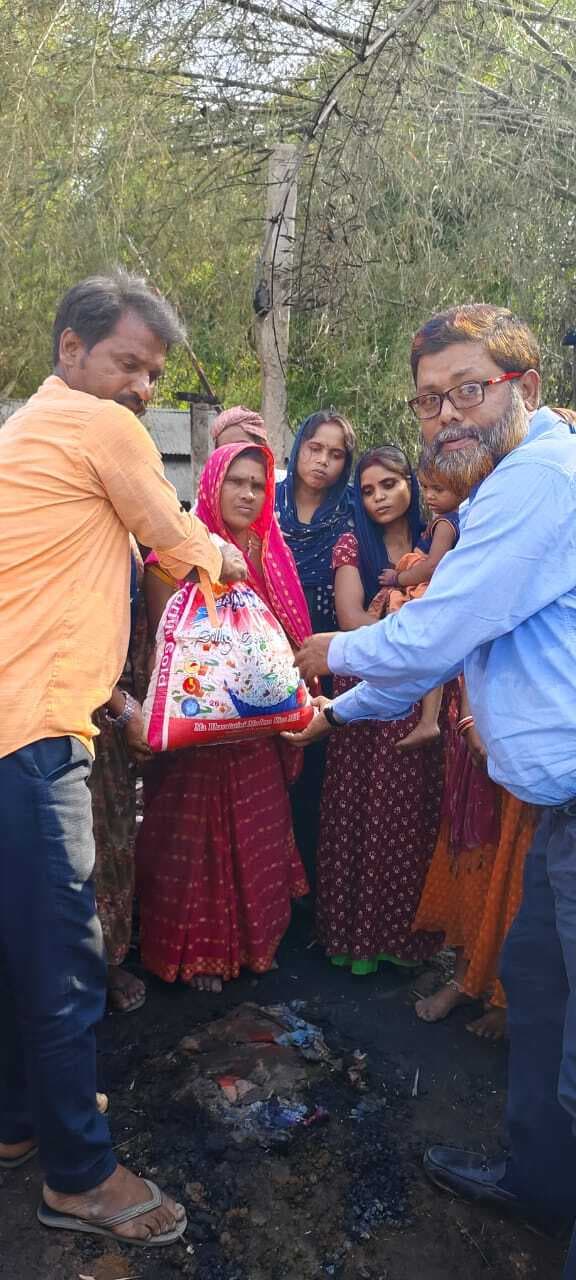 शॉर्ट सर्किट से  आग लगने से 12 घर जलकर राख