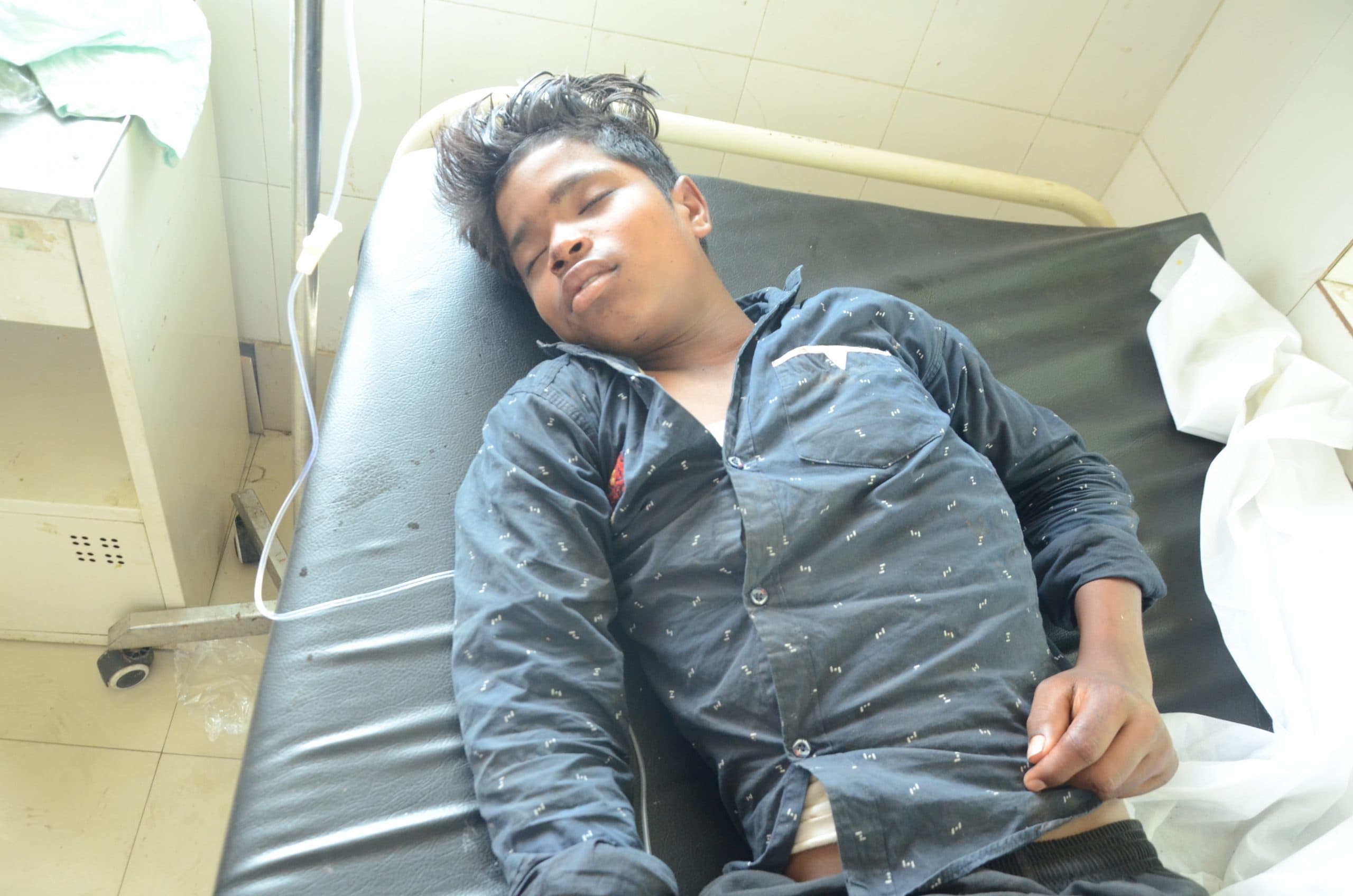 चालक को लगी झपकी, पेड़ से टकरायी बराती गाड़ी, एक दर्जन सवारी घायल