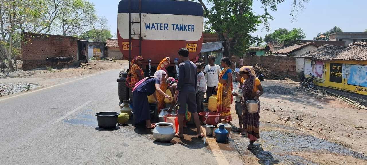 कोलियरी क्षेत्र में पेयजल संकट गहराया, प्रबंधन के टैंकरों से पानी पहुंचाने के दावों को ग्रामीणों ने बताया नाकाफी