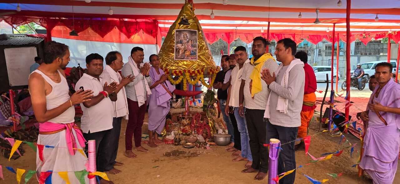 हरिनाम संकीर्तन में लोगों की सुख-समृद्धि की कामना की