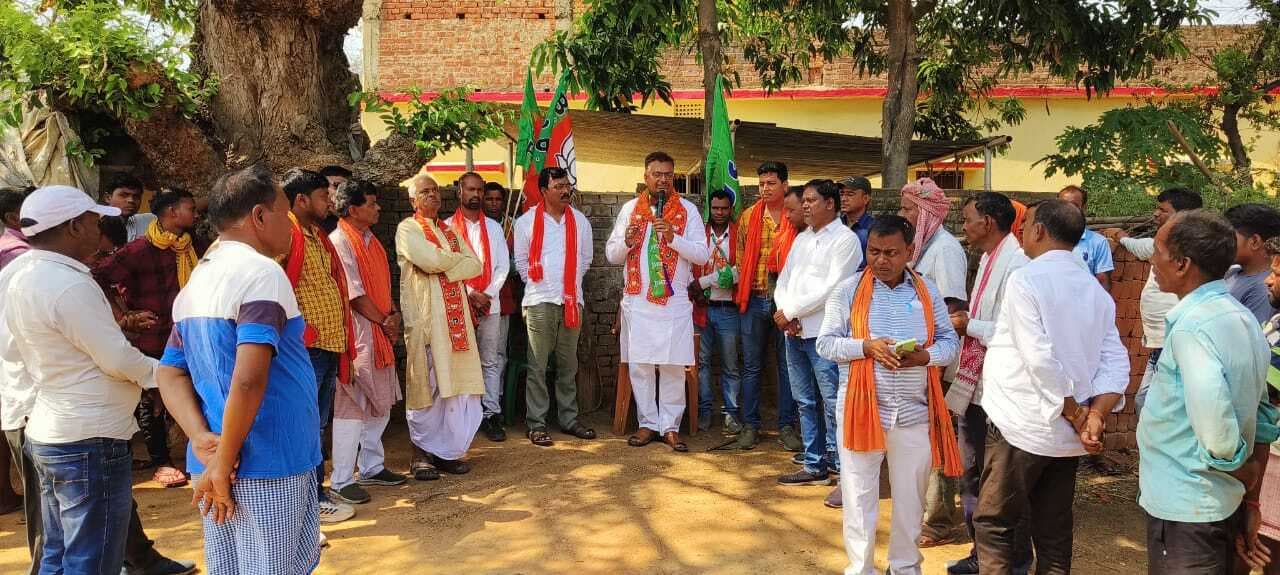 बड़कागांव में भाजपा ने चलाया जनसंपर्क अभियान
