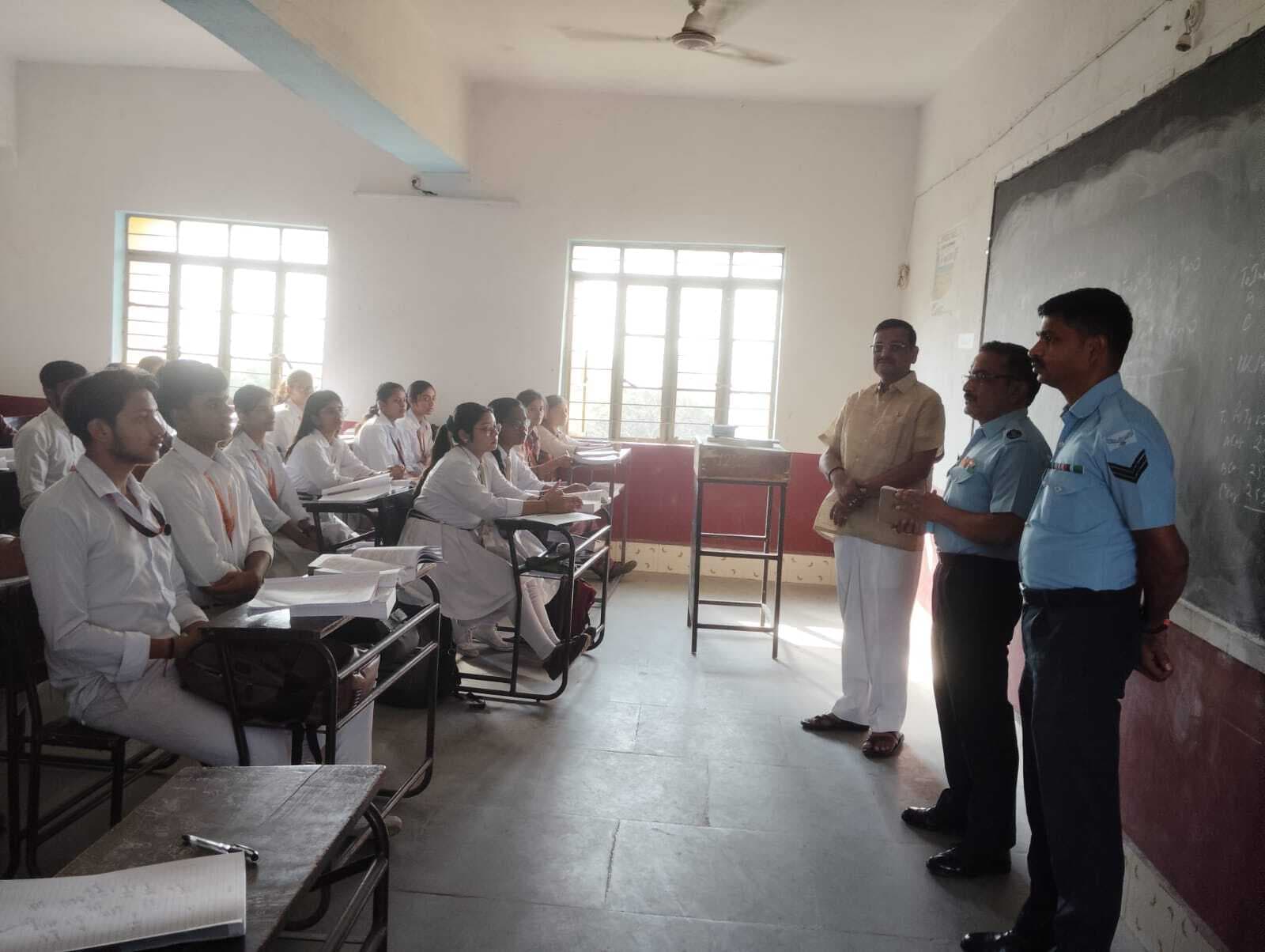 डीएवी में विद्यार्थियों को वायु सेना में भर्ती होने के लिए किया गया प्रेरित