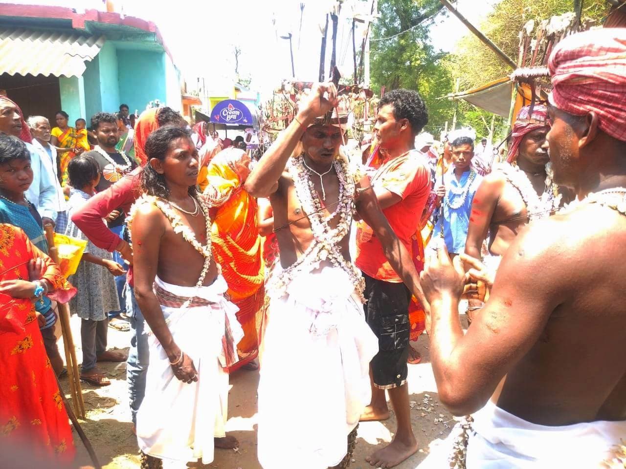 रानीबहाल में हुई चड़क पूजा, आग के अंगारे पर लगायी दौड़