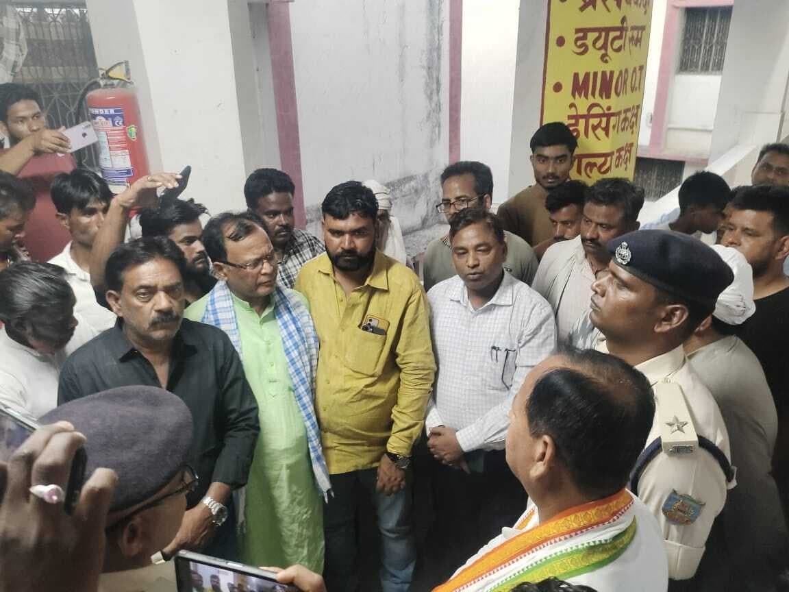 सड़क दुर्घटना में युवक की मौत, मुआवजे की मांग को लेकर परिजनों ने अस्पताल में किया हंगामा