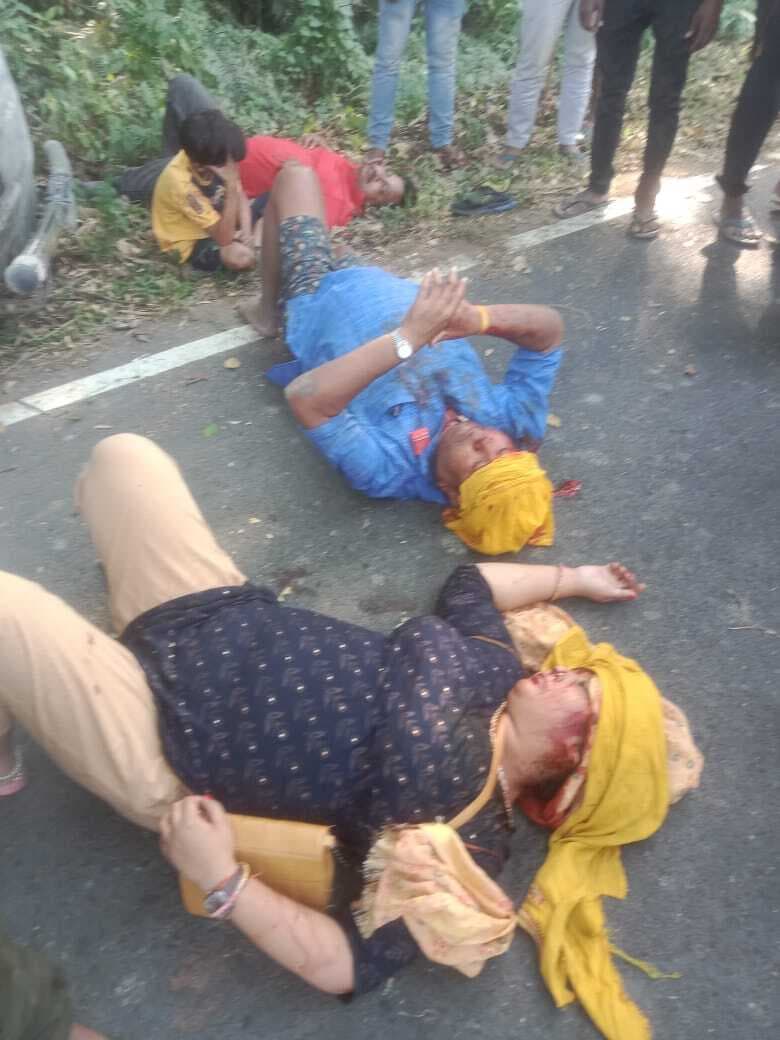 तेज गति से आ रही कार पेड़ से टकराई , महिला समेत आधा दर्जन लोग जख्मी