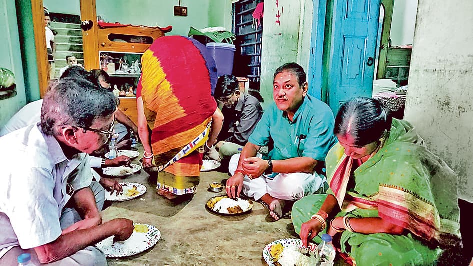 जेमुआ ग्राम में भाजपा नेता के घर में तृणमूल कांग्रेस विधायक ने किया भोजन