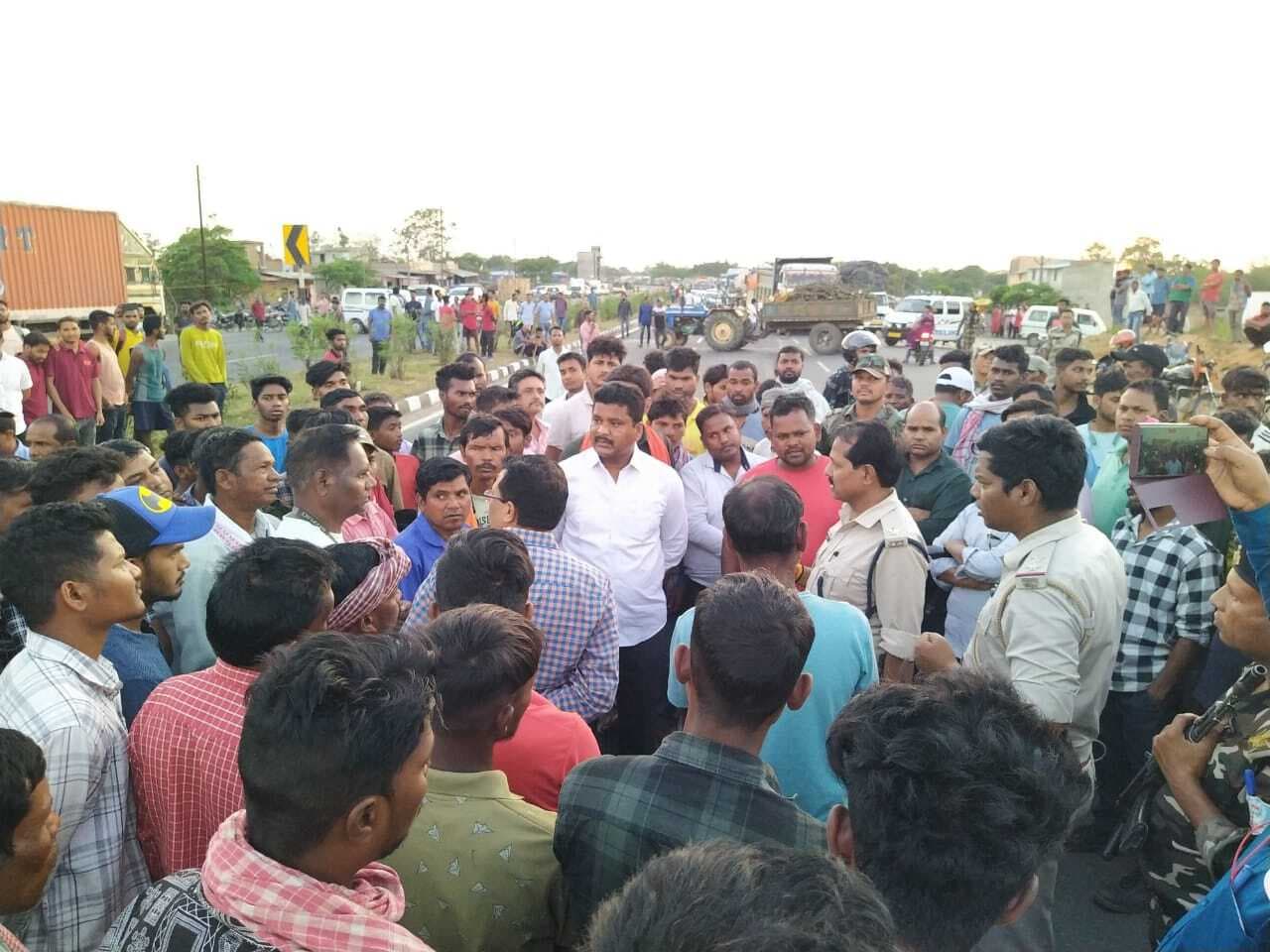 रामपुर के पास रिंग रोड ढाई घंंटे तक जाम, पुलिस का बल प्रयोग