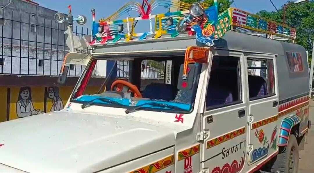 वाहन की छत पर बैठा था युवक, हादसे में गयी जान