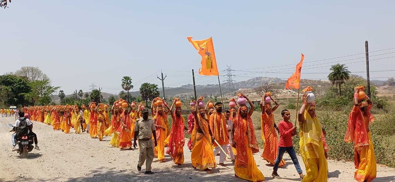 पांच दिवसीय यज्ञ को लेकर निकली कलश यात्रा