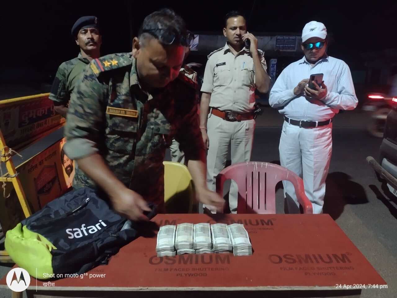 कड़रासाल चेकपोस्ट में पुलिस ने कार से पांच लाख रुपये किये बरामद