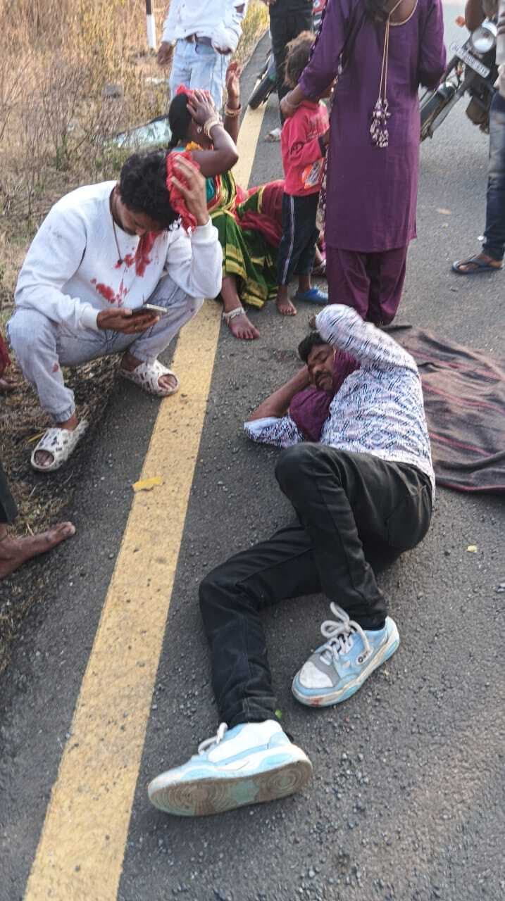 ठनठनी घाटी में टेंपो पलटा, जुगसलाई के छह लोग घायल