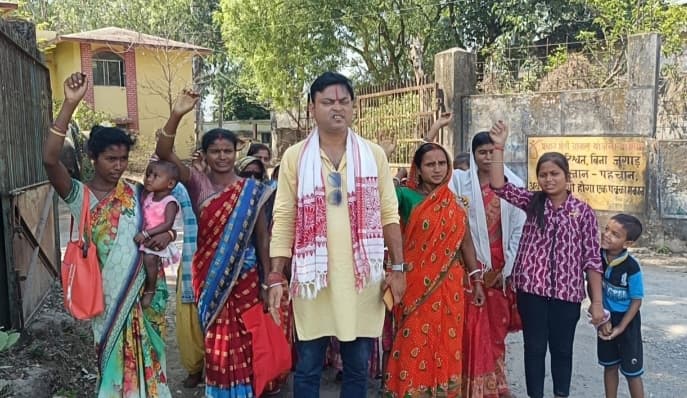 कुआं सूखने पर आधा किमी दूर से पानी ला रहे 40 परिवार