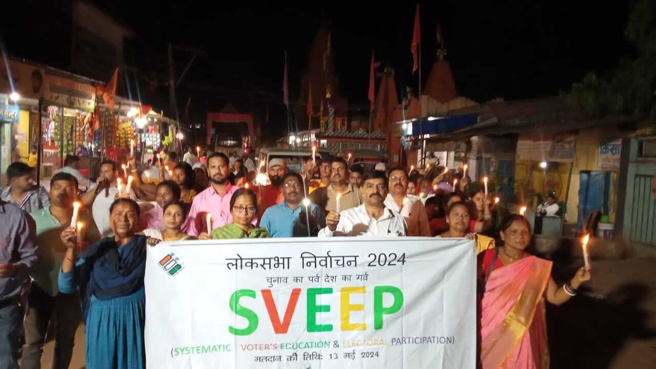 मतदाता जागरूकता कार्यक्रम के तहत निकला कैंडल मार्च