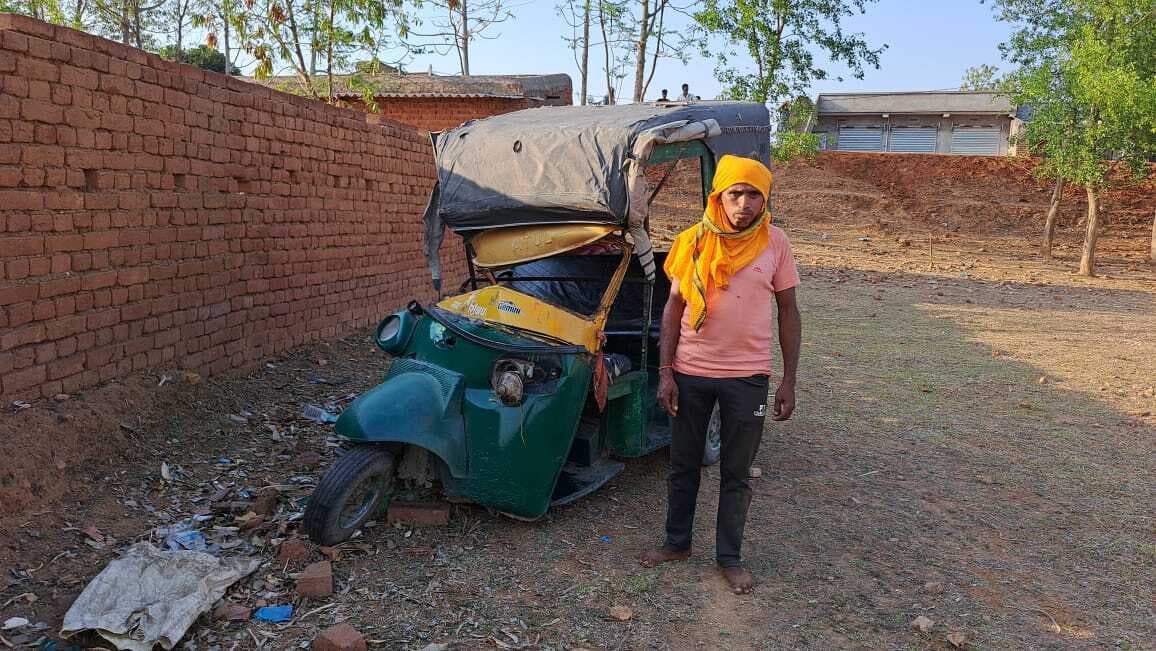 वाहन ने ऑटो को पीछे से मारा धक्का, बाल-बाल बचे चालक