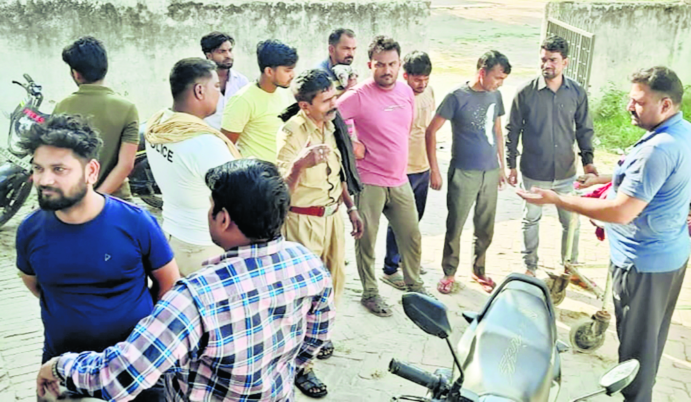 अलग-अलग सड़क दुर्घटनाओं में एक शिक्षक समेत तीन की मौत पांच लोग घायल, मांझी में बोलेरो छोड़ बराती व चालक फरार