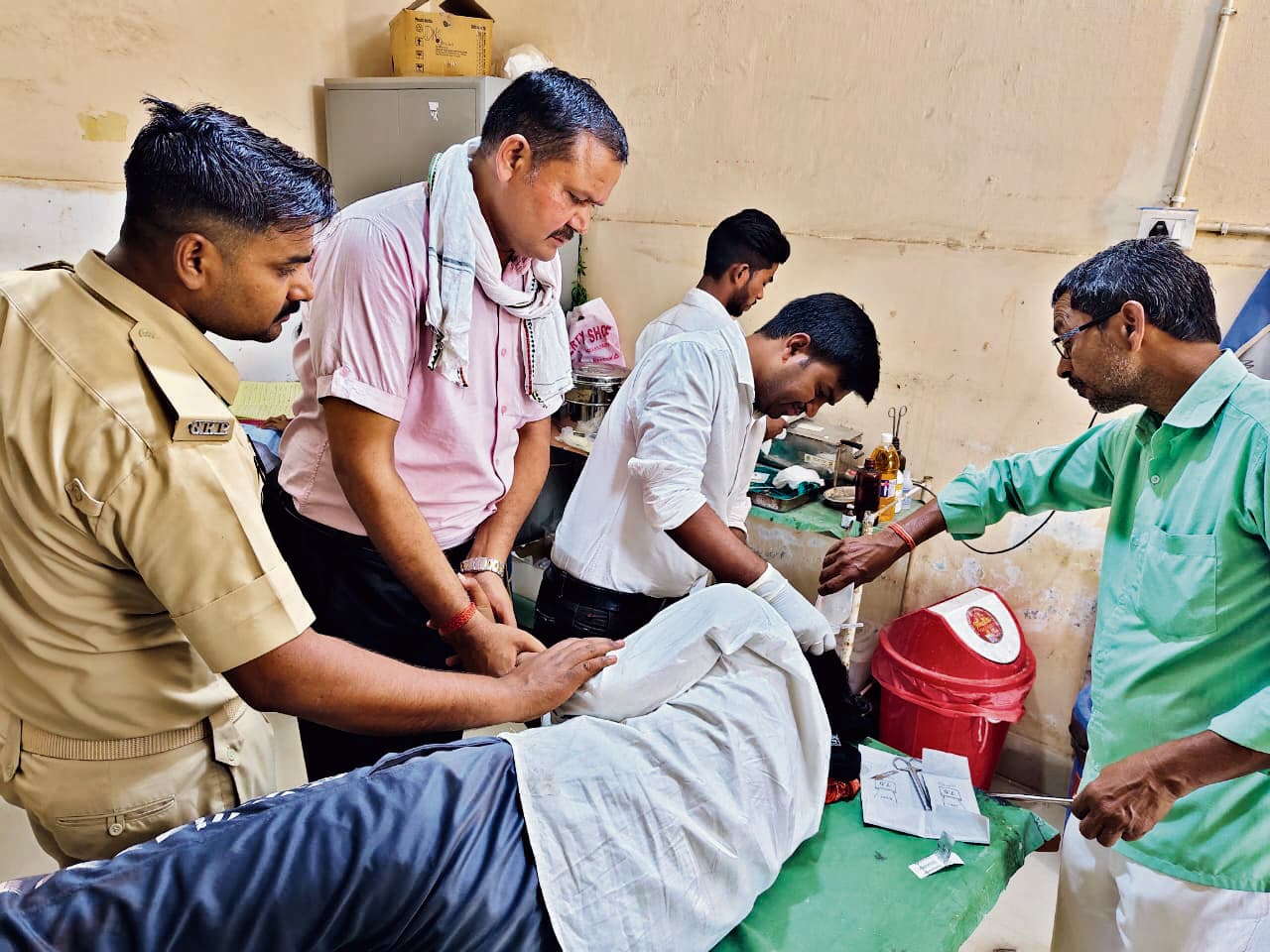 ट्रेन में सिगरेट पीने से मना करने पर मारपीट में चार घायल