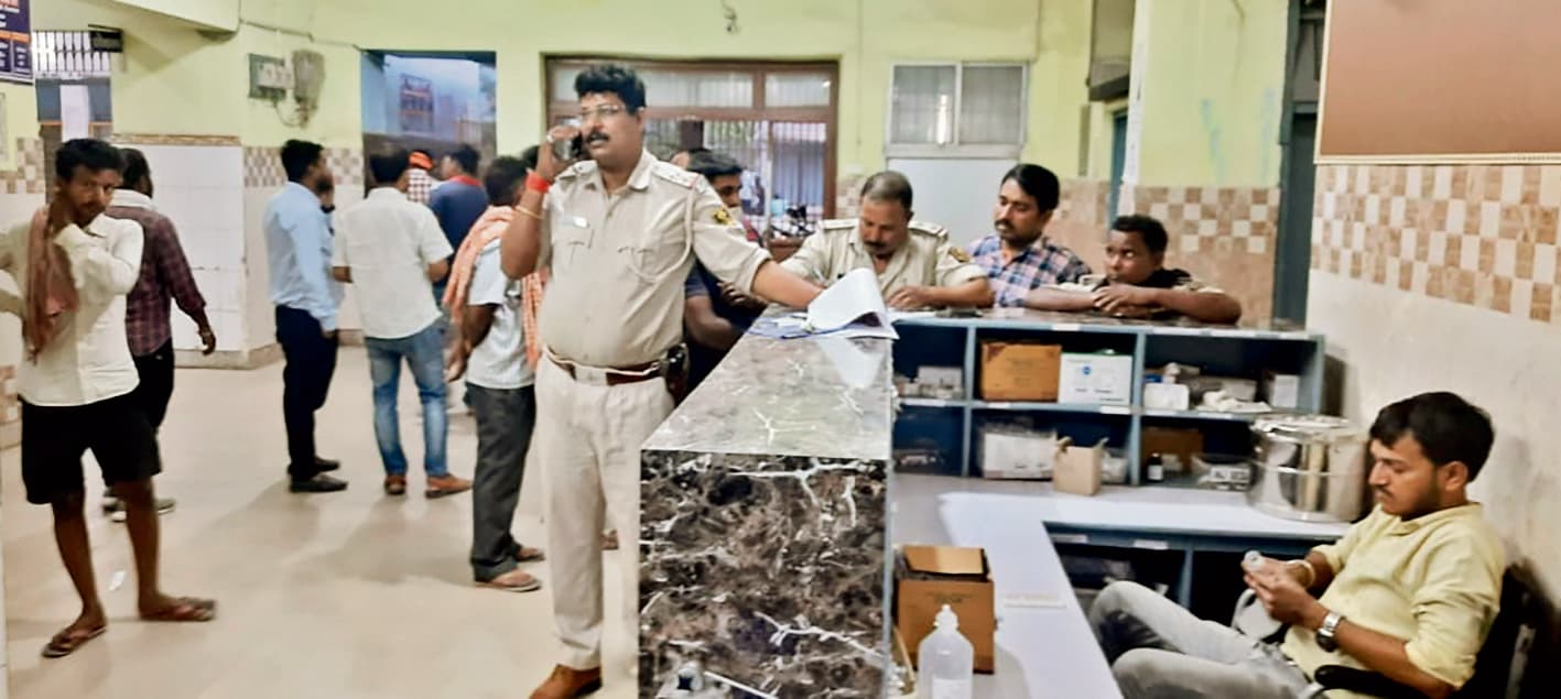 दोस्तों के साथ आर्केस्ट्रा देखने गये युवक की चाकू गोदकर हत्या