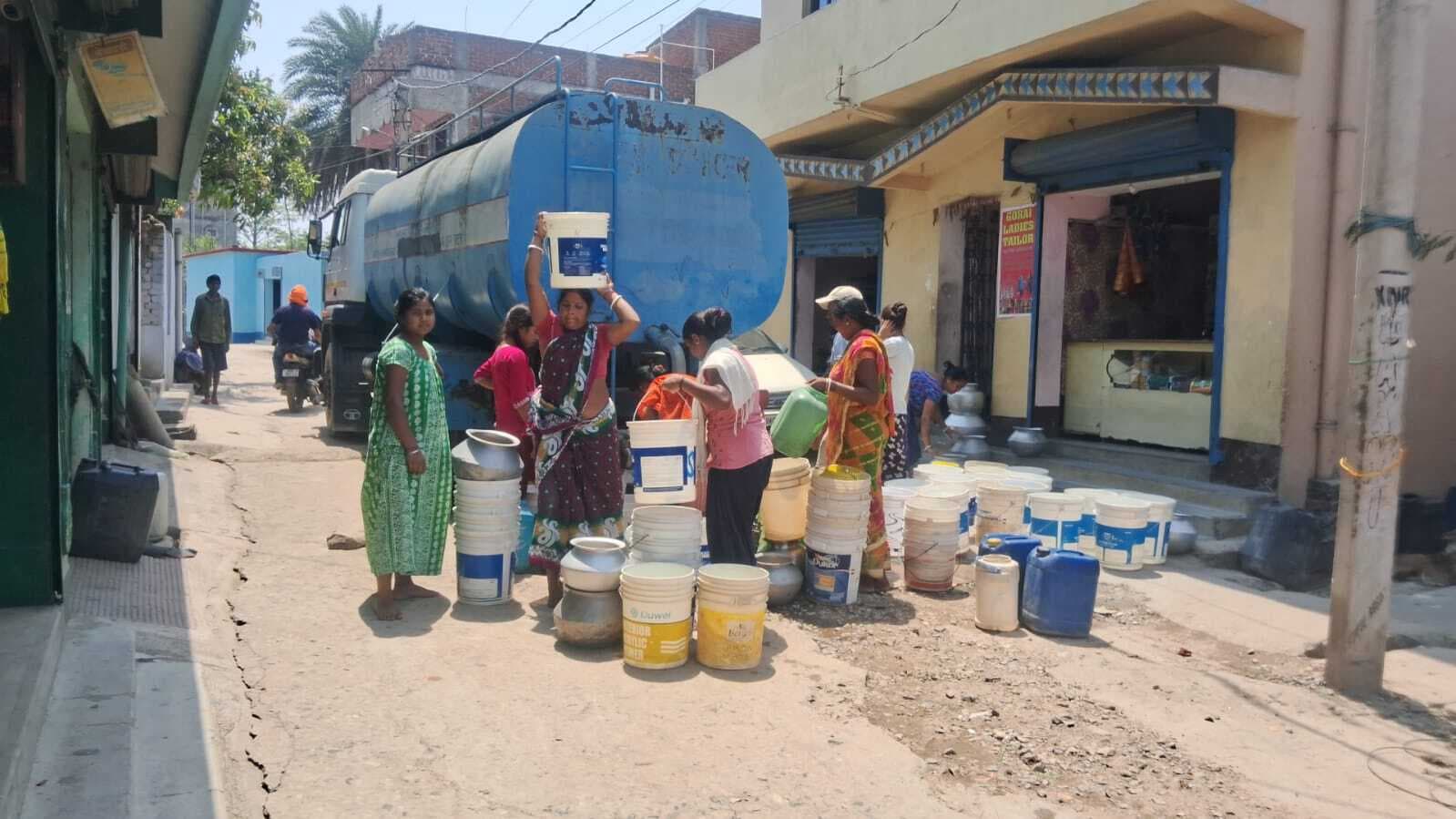 मानगो में 25 स्थानों पर टैंकर से जलापूर्ति