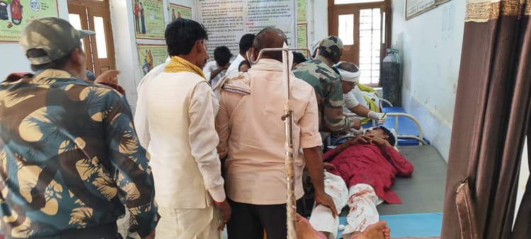 दुल्हिनबाजार में बस व स्कॉर्पियो में टक्कर, दर्जनों घायल, छह रेफर