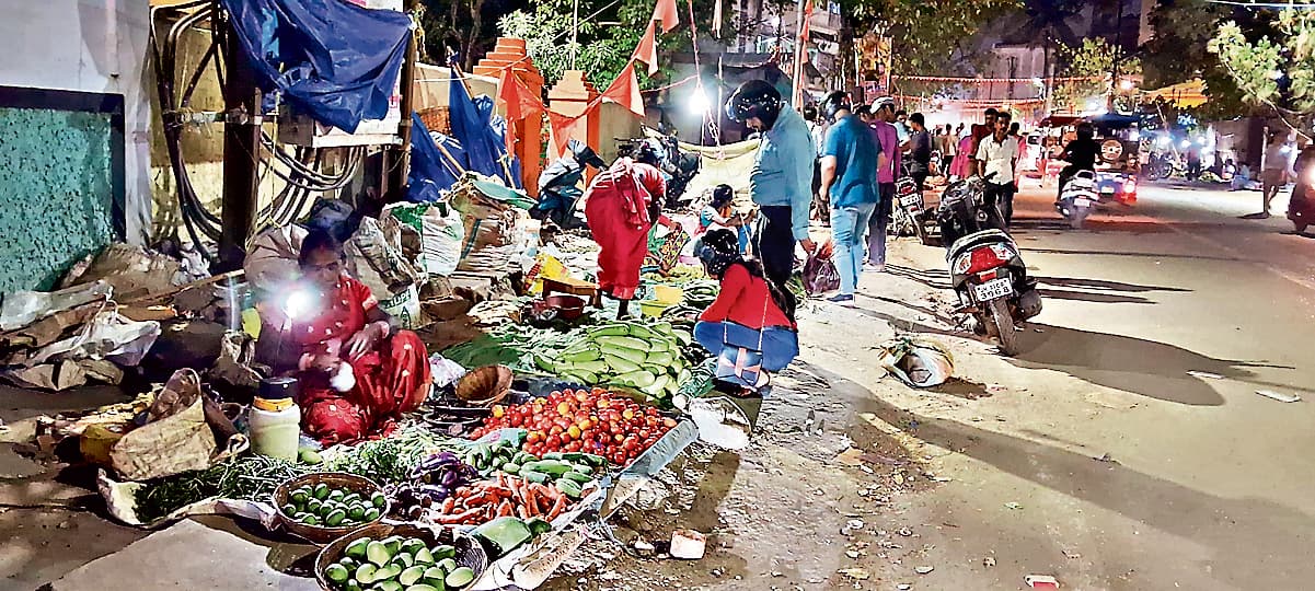 लालपुर सब्जी मंडी में सड़क से हटकर लगायी गयीं दुकानें