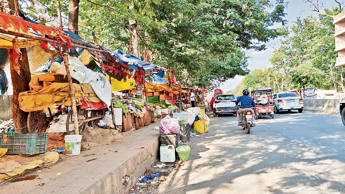 खाली जगहों पर लग रहीं अवैध दुकानें, नगर निगम अनजान