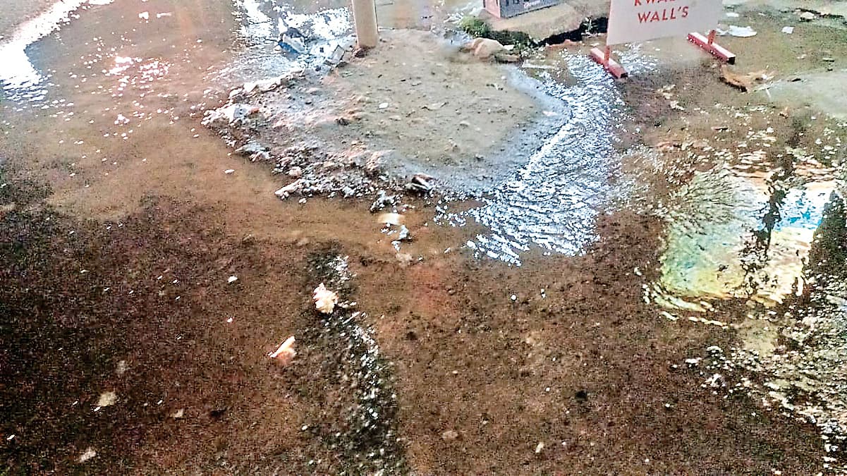 पाइपलाइन क्षतिग्रस्त, 20 दिनों से बह रहा पानी