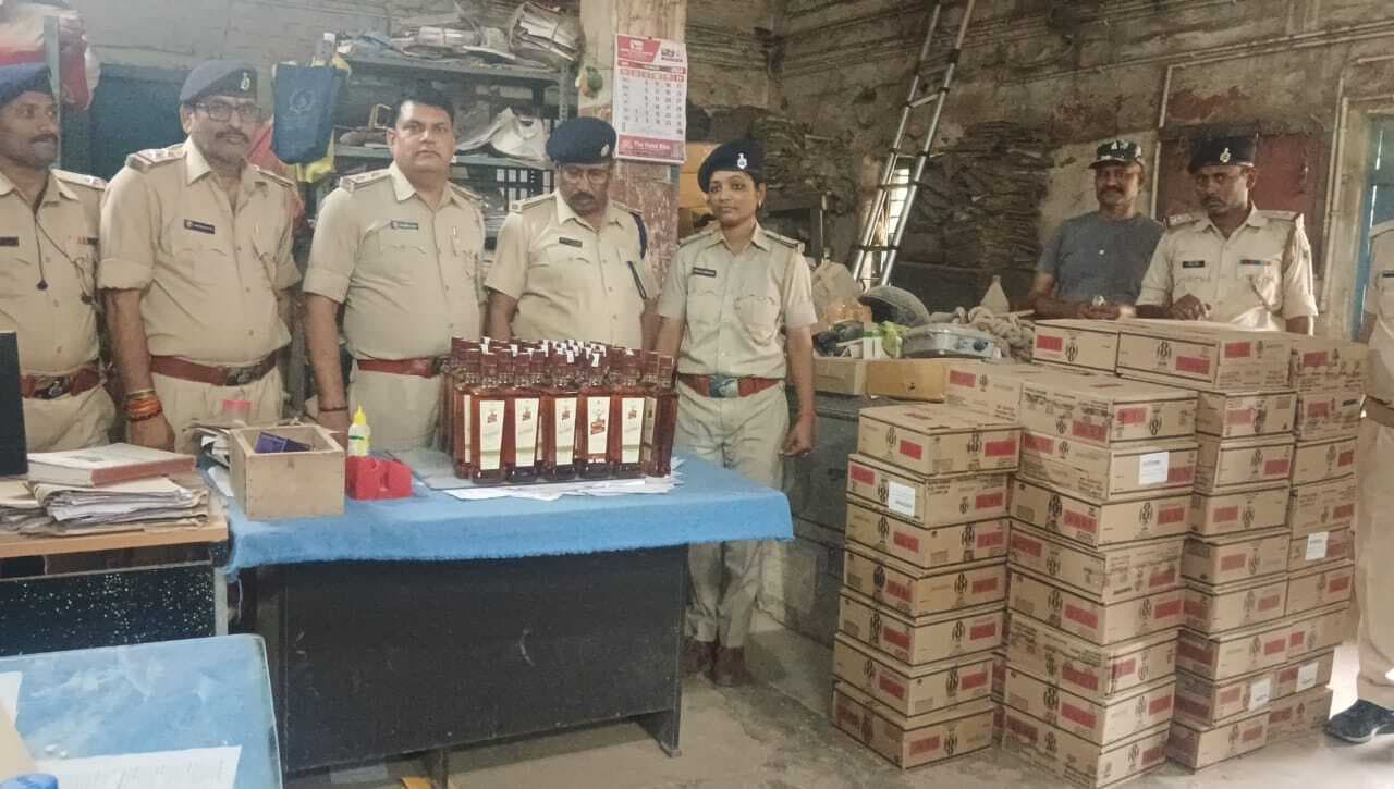 स्कॉर्पियो से लायी गयी शराब की खेप बरामद, तस्कर फरार