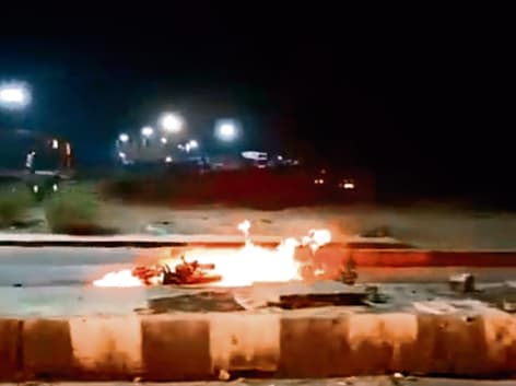 गंगापथ पर दमकल गाड़ी ने टक्कर के बाद बाइक को 100 मीटर घसीटा, लगी आग, सवार की मौत