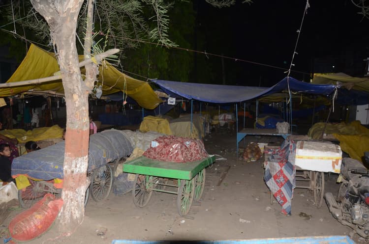 फुटपाथी दुकानदारों ने दूसरे दिन भी कारोबार बंद रखा, लोग हुए परेशान