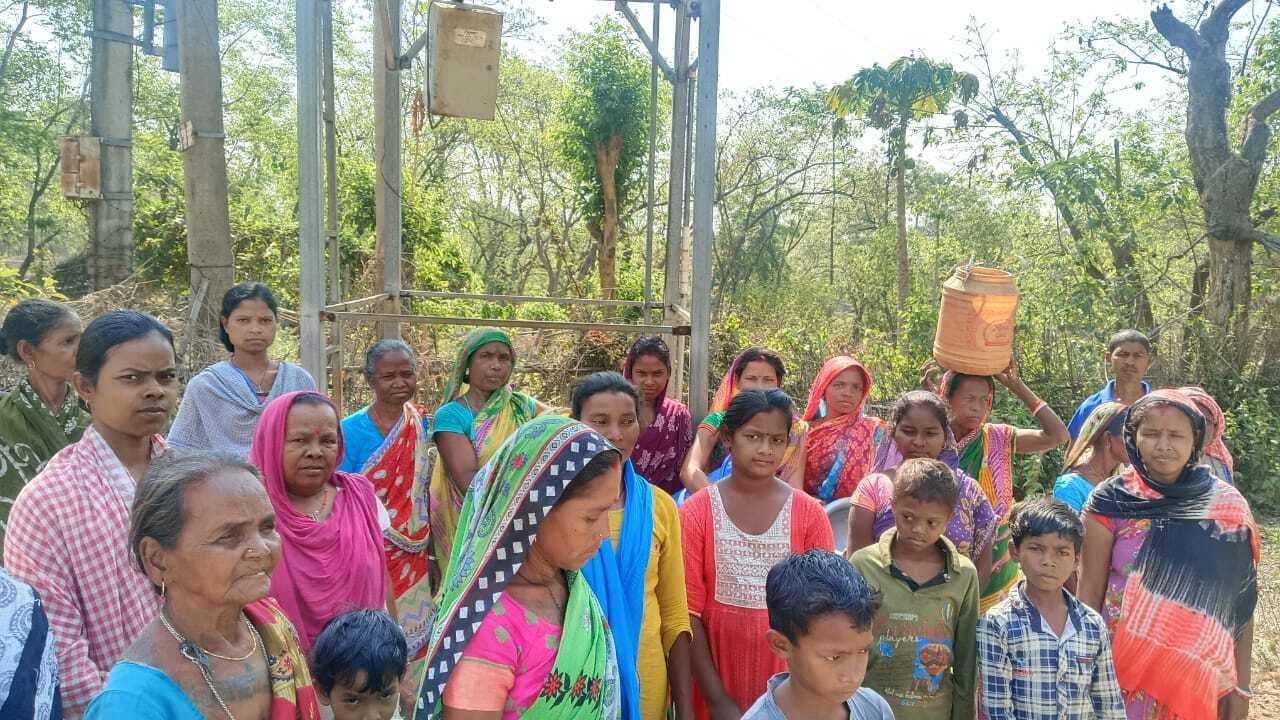 - चालधोवा में जल नहीं तो वोट नहीं नारों के साथ ग्रामीणों ने किया प्रदर्शन