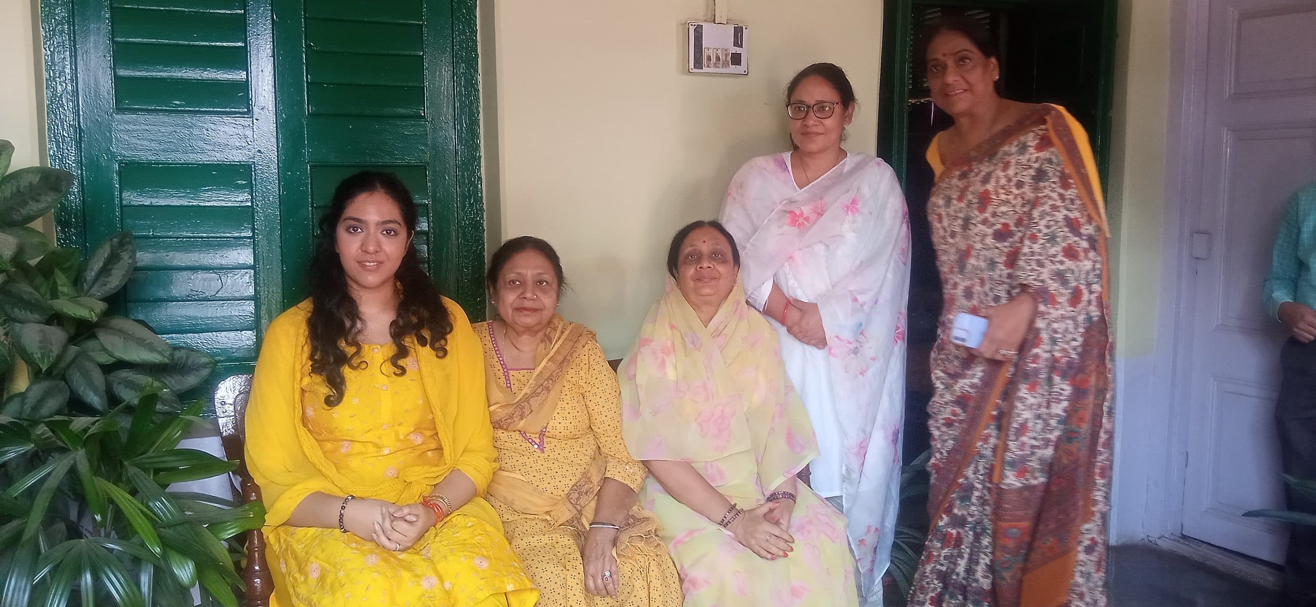 कांग्रेस प्रत्याशी रातू किला पहुंचीं, परिवार से लिया आशीर्वाद