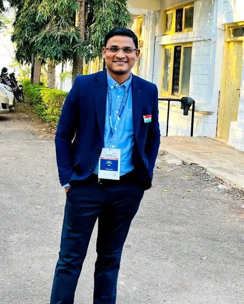 अरुणेश को रेल यात्रा वृत्तांत पुरस्कार योजना के तहत उनके लेख को मिला दूसरा स्थान