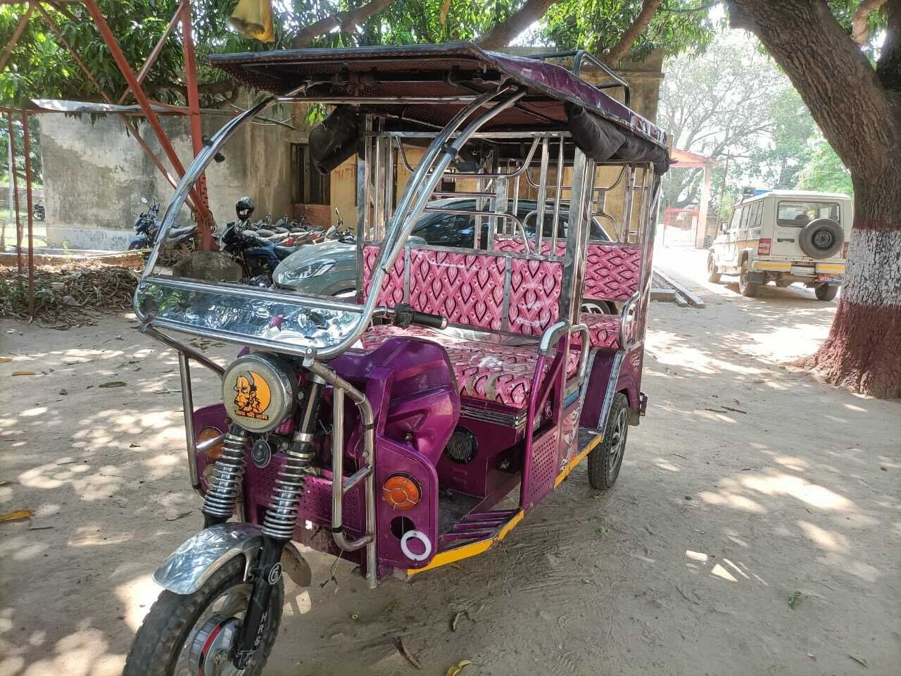 कार ने टोटो को मारी टक्कर, आधा दर्जन बच्चे घायल