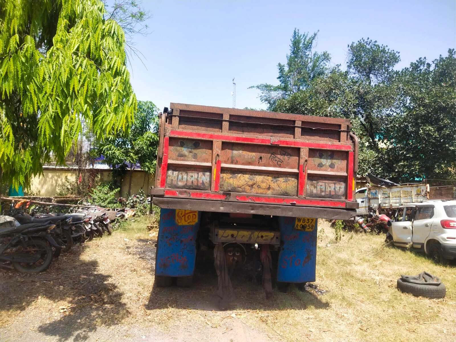 पुलिस ने अवैध रूप से कोयला उतार रहे डंपर किया जब्त