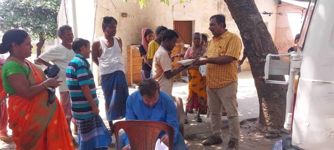 हांसीपहाड़ी में कुष्ठ पीड़ितों को दिया गया सेल्फ केयर कीट