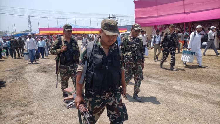 आज घरों से निकलकर वोट डालने की बारी आपकी