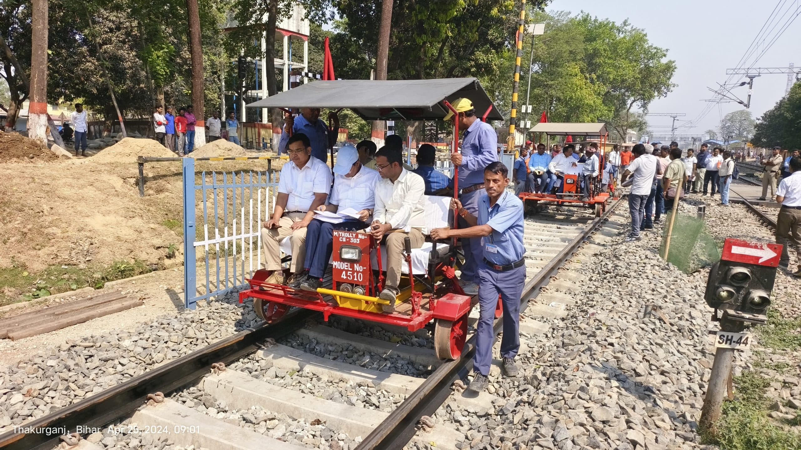 ठाकुरगंज से पौआखाली निर्माणाधीन रेल लाइन का डीआरएम ने किया निरीक्षण, दिये कई निर्देश