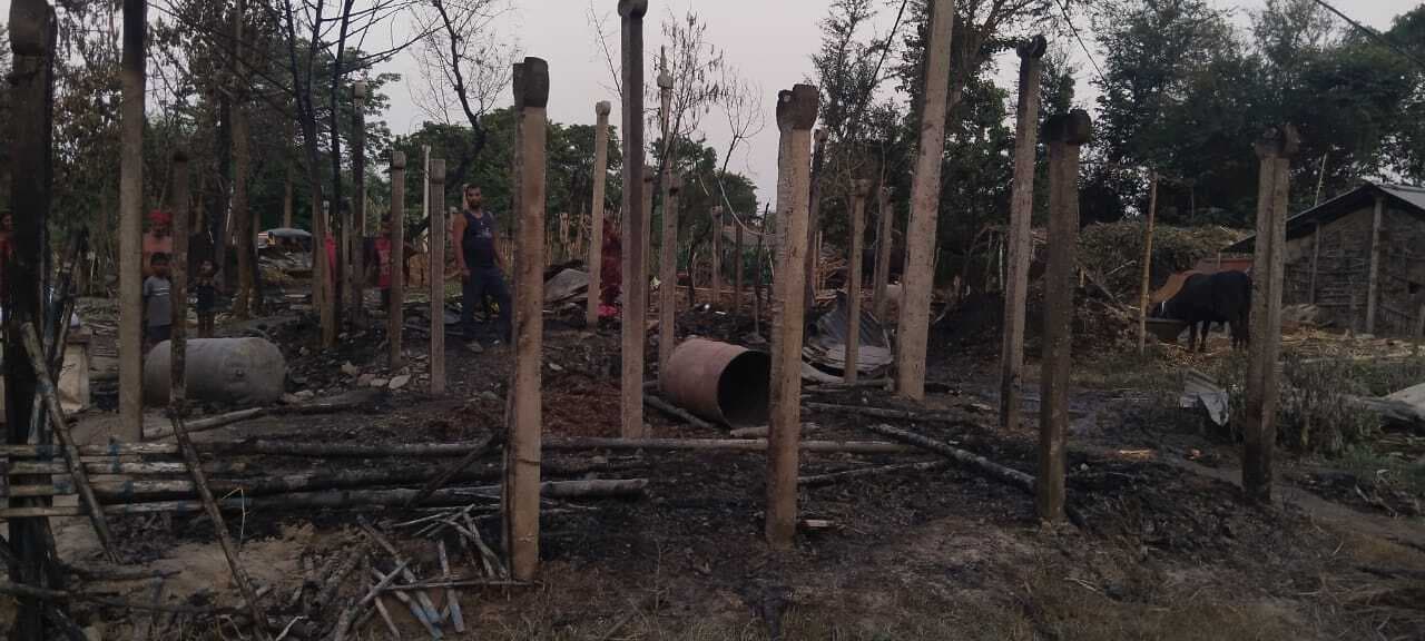 शॉर्ट सर्किट से लगी आग में 11 घर जले, 15 लाख से अधिक का सामान राख