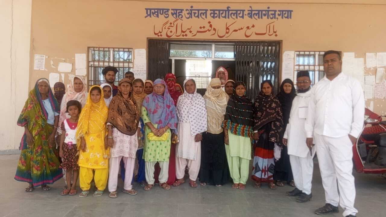 पेयजल की समस्या को लेकर ग्रामीण पहुंचे प्रखंड कार्यालय