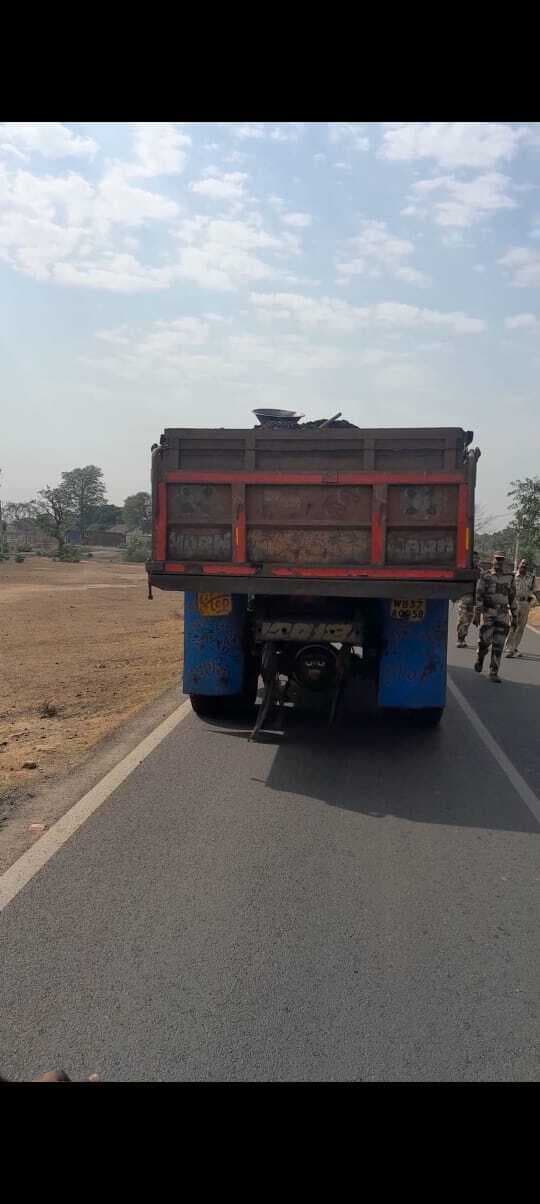 चितरा कोलियरी की सिक्योरिटी टीम ने डंपर से अवैध कोयला बेचते लोगों पर की कार्रवाई, डंपर जब्त कर पुलिस के हवाले किया