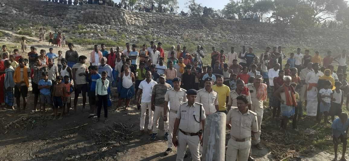 Bhagalpur News: ओवरलोड डेंगी नाव गंगा में डूबी, वृद्धा की मौत, शेष 11 लोग तैरकर निकले