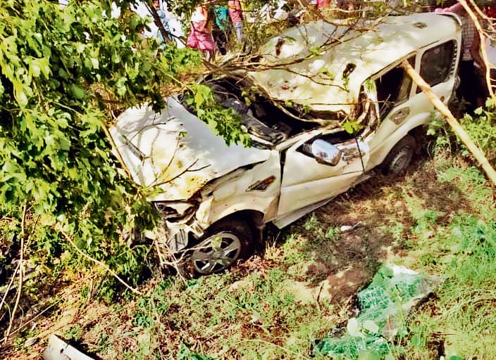 टायर फटने से स्काॅर्पियो पलटी, दादा व पोती की मौत, चालक घायल